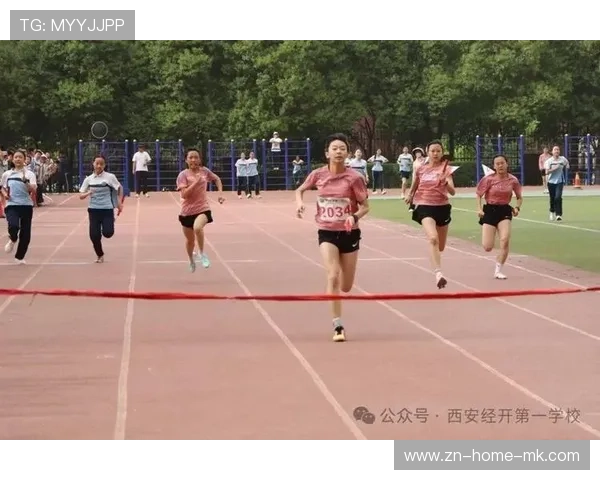 田径接力掉棒惊险一刻：瞬间的争锋与坚韧的精神